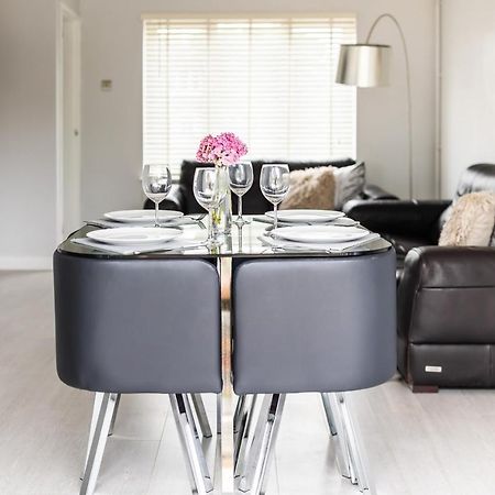 Lovely House In Welwyn With Garden And Off Road Parking เวลลินการ์เดนซิตี ภายนอก รูปภาพ