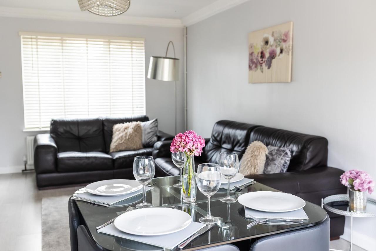 Lovely House In Welwyn With Garden And Off Road Parking เวลลินการ์เดนซิตี ภายนอก รูปภาพ